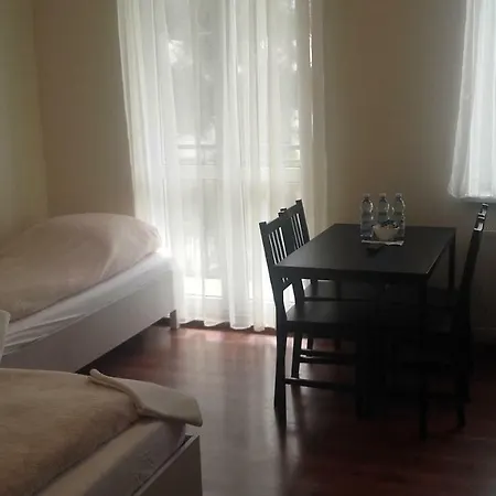 Noclegi Piastow Homestay *